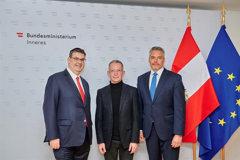 Präsident Oskar Deutsch, Bildungsexperte Daniel Landau und Innenminister Karl Nehammer.