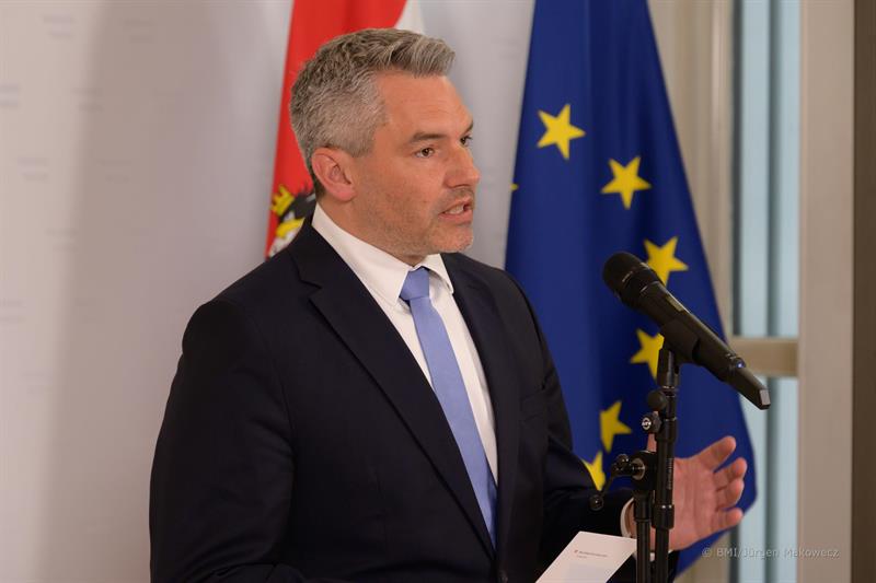 "Gewaltbereite Corona-Leugner müssen mit voller Härte des Rechtsstaates zur Rechenschaft gezogen werden", sagte Innenminister Karl Nehammer.