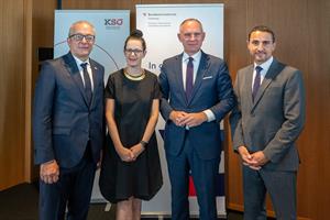 Vizepräsident Helmut Leopold, CEO Gerda Holzinger-Burgstaller , Innenminister Gerhard Karner und Direktor Omar Haijawi-Pirchner beim Vernetzungstreffen.