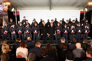 Innenminister Karl Nehammer und Bundeskanzler Alexander Schallenberg mit den geehrten Polizistinnen und Polizisten.