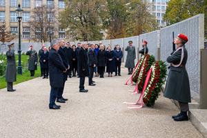 Mitglieder der Bundesregierung bei der Kranzniederlegung an der Shoa-Namensmauer