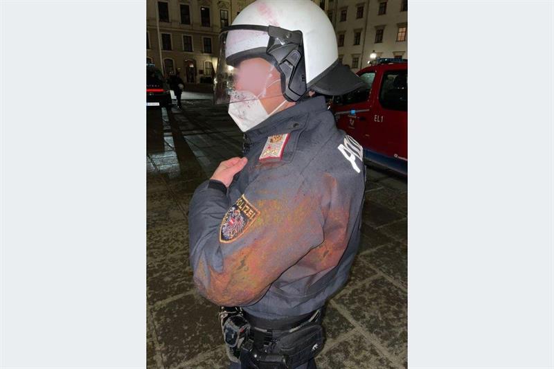 Angriff durch bengalisches Feuer auf einen Polizeibeamten