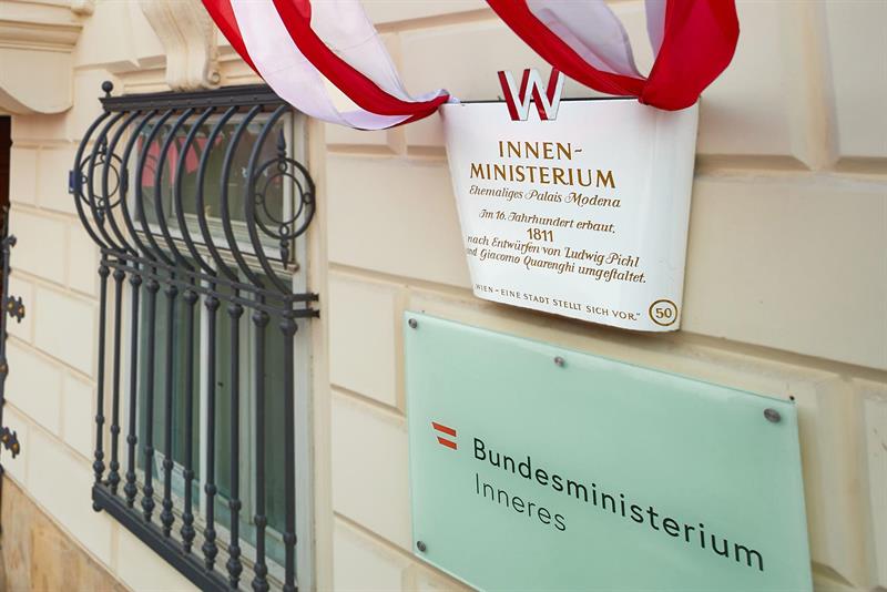 Foto zu Artikel: Neujahrskonzert: Staatsschutz verhindert Störaktion – Karner dankt Beamten