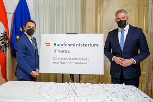 Direktor Omar Haijawi-Pirchner und Innenminister Karl Nehammer bei der Präsentation der "Direktion Staatsschutz und Nachrichtendienst" (DSN).