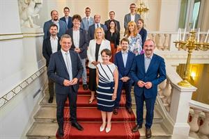 Generalsekretär Helmut Tomac, Programmdirektorin Caroline Schmidt und Karl Hutter, Leiter der Sektion I, mit den Koordinatorinnen und Koordinatoren sowie den Projektleiterinnen und -leitern.