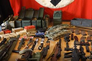 Bei neun Hausdurchsuchungen in vier Bundesländern wurde unter anderem zahlreiches Kriegsmaterial sichergestellt.