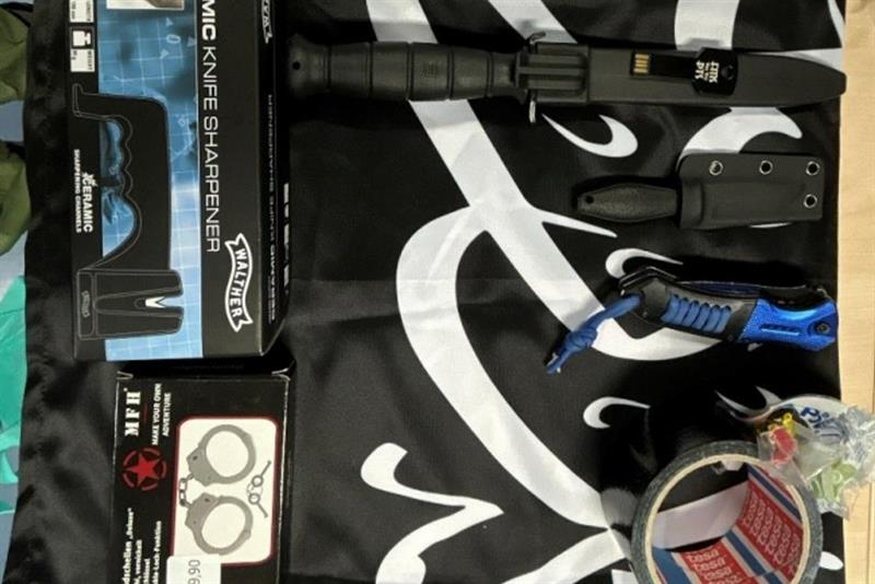 Bei den Hausdurchsuchungen wurden u.a. Waffen und islamistisches Propaganda-Material sichergestellt.