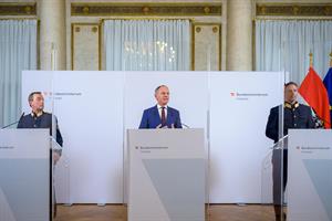 Innenminister Gerhard Karner flankiert vom stellvertretenden Generaldirektor für die öffentliche Sicherheit, Reinhard Schnakl, und Wiener Polizeipräsident Gerhard Pürstl (li.).