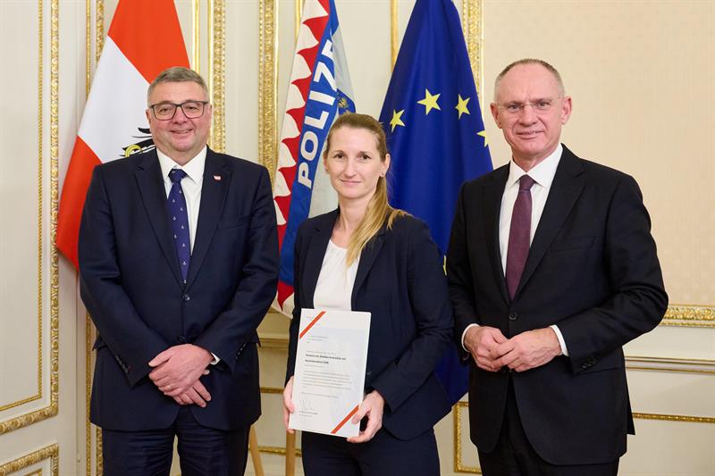 Die neue DSN-Direktorin Sylvia Mayer mit Innenminister Gerhard Karner und Staatssekretär Jörg Leichtfried.