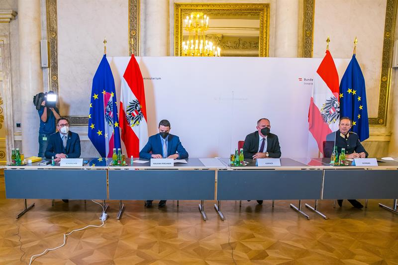 Arbeitskonferenz zwischen Gesundheitseinrichtungen und Innenministerium zu sicherheitsrelevanten Vorkommnissen im Zusammenhang mit Corona-Maßnahmengegnern.