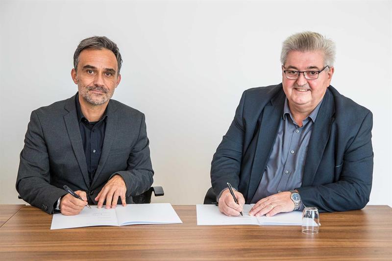 Interimistischer Direktor Johannes Freiseisen und Vorstandsvorsitzender Herbert Buchinger bei der Unterzeichnung.