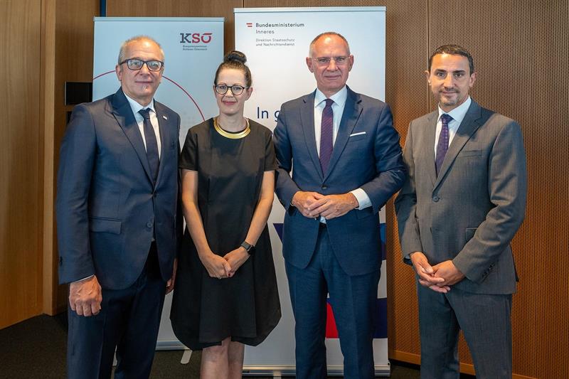 Vizepräsident Helmut Leopold, CEO Gerda Holzinger-Burgstaller , Innenminister Gerhard Karner und Direktor Omar Haijawi-Pirchner beim Vernetzungstreffen.
