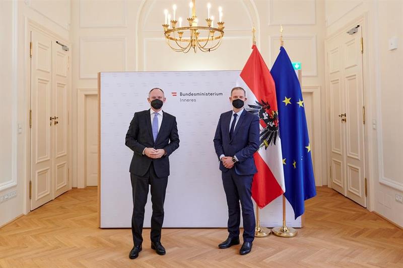 "Mit Hilfe der Zentralen Abfragestelle kann die Polizei Cyberkriminalität effizienter und schneller bekämpfen", sagt Innenminister Gerhard Karner (li.).