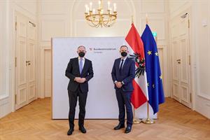 "Mit Hilfe der Zentralen Abfragestelle kann die Polizei Cyberkriminalität effizienter und schneller bekämpfen", sagt Innenminister Gerhard Karner (li.).