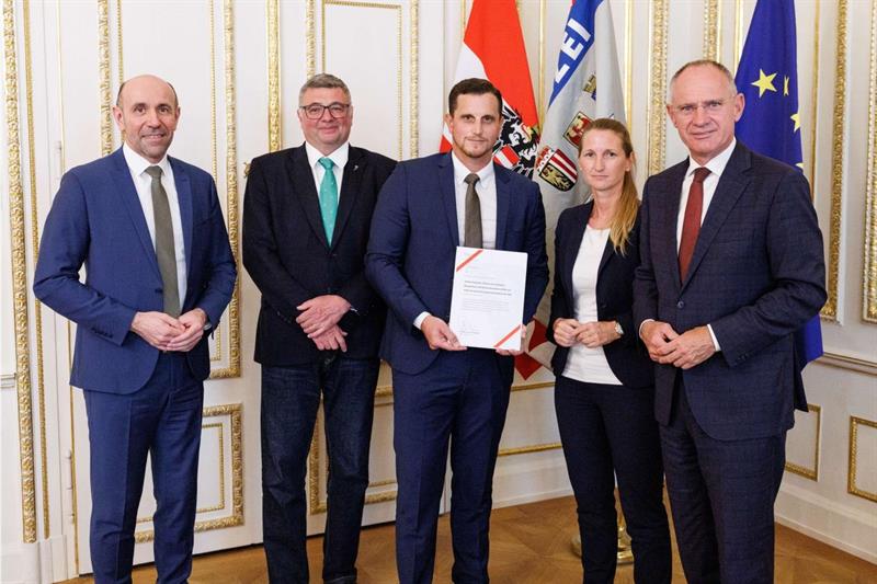 Generaldirektor Franz Ruf, Staatssekretär Jörg Leichtfried, stv. DSN-Direktor Markus Müller, DSN-Direktorin Sylvia Mayer und Innenminister Gerhard Karner.