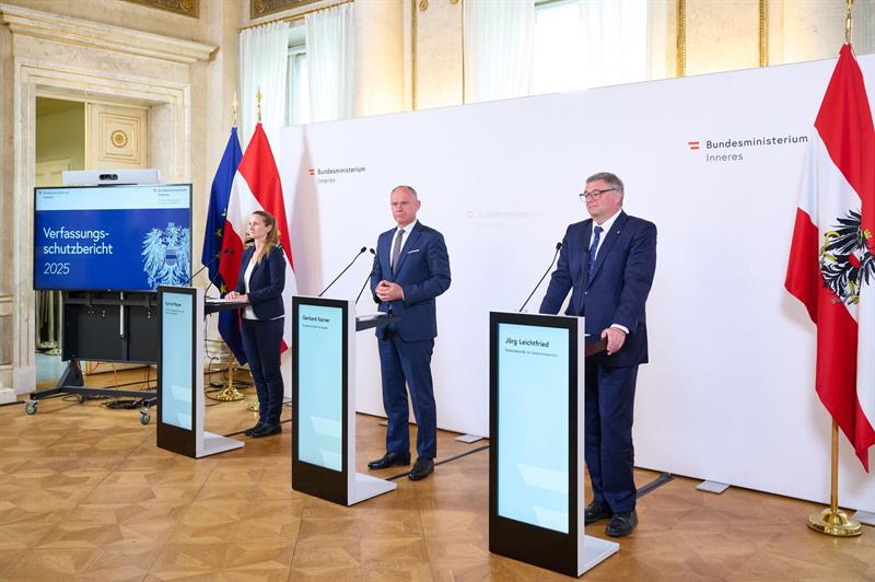 DSN-Direktorin Sylvia Mayer, Innenminister Gerhard Karner und Staatssekretär Jörg Leichtfried bei der Präsentation.