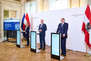 DSN-Direktorin Sylvia Mayer, Innenminister Gerhard Karner und Staatssekretär Jörg Leichtfried bei der Präsentation.