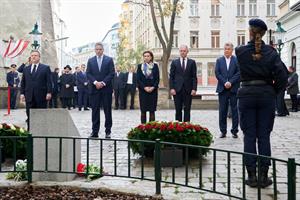Innenminister Gerhard Karner bei der Gedenkveranstaltung anlässlich der Terrornacht 2020 am Desider-Friedmann-Platz in Wien