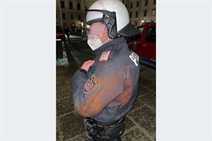 Angriff durch bengalisches Feuer auf einen Polizeibeamten