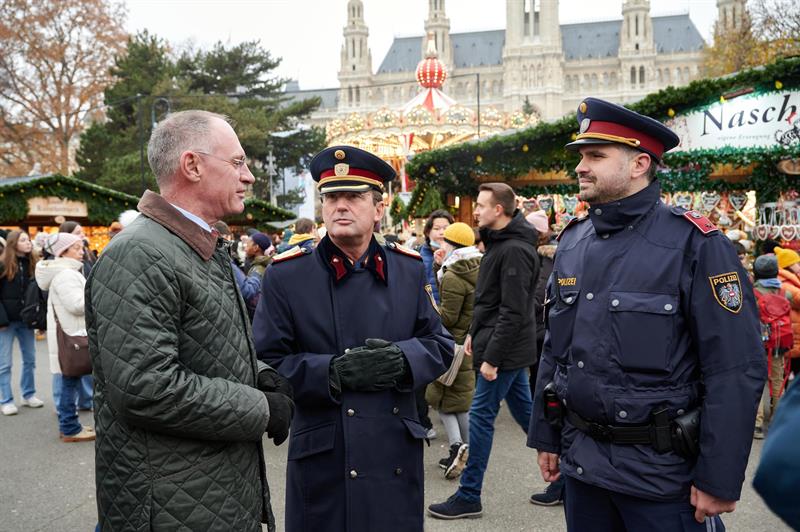 Innenminister Gerhard Karner und der Wiener Landespolizeipräsident Gerhard Pürstl am 9. Dezember bei einer Visite des Einsatzes am Christkindlmarkt am Wiener Rathausplatz.