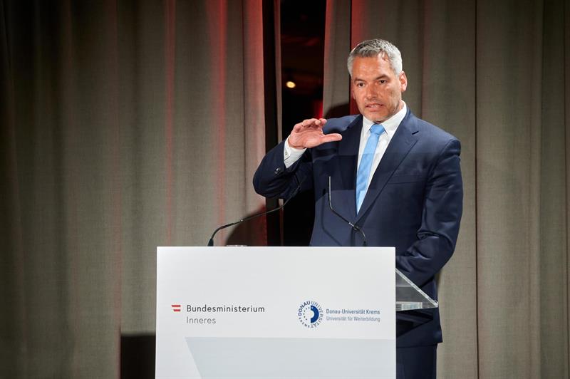 Nehammer: "Die Erfahrungen beim Aufbau der 'Direktion für Staatsschutz und Nachrichtendienst' haben die Bedeutung der Grundlagenforschung im Bereich ‚Terrorismus- und Extremismus-Bekämpfung‘ gezeigt."