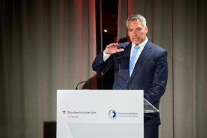 Nehammer: "Die Erfahrungen beim Aufbau der 'Direktion für Staatsschutz und Nachrichtendienst' haben die Bedeutung der Grundlagenforschung im Bereich ‚Terrorismus- und Extremismus-Bekämpfung‘ gezeigt."