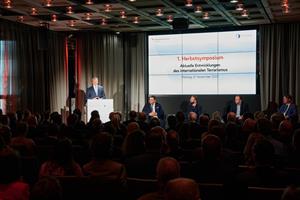 Teilnehmende der Podiumsdiskussion: Dr. Nicolas Stockhammer, Dr. Stefan Goertz, Dr. Peter Neumann sowie Dr. Guido Steinberg.