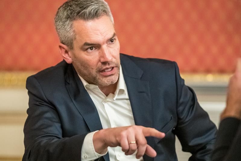 "Wir machen die Polizistinnen und Polizisten fit, das Phänomen der 'Hate Crime' ernst zu nehmen, zu erkennen und zu erfassen", sagt Innenminister Karl Nehammer.