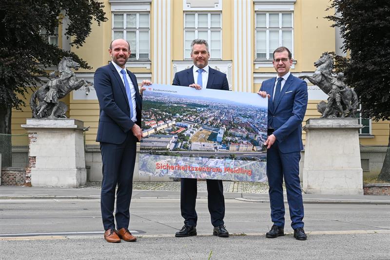 Der Generaldirektor für die öffentliche Sicherheit, Franz Ruf, Innenminister Karl Nehammer und BIG-Geschäftsführer Hans-Peter Weiss präsentieren das neue Sicherheitszentrum Meidling.