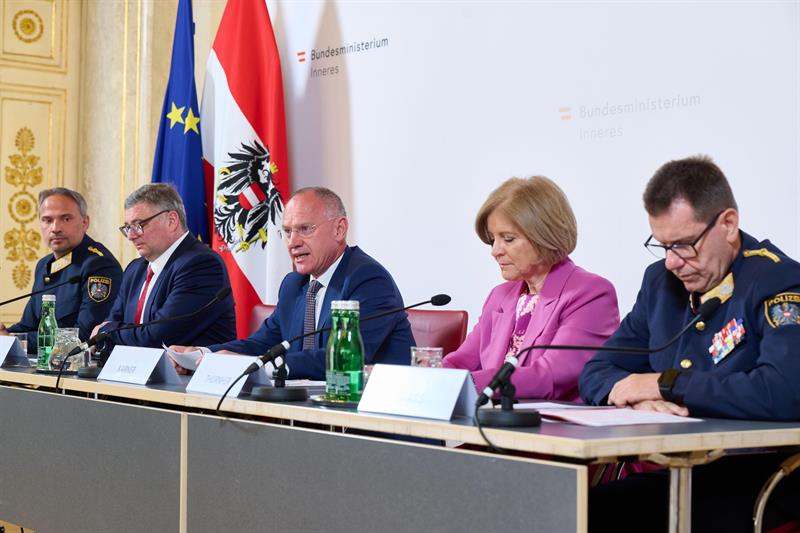 Innenminister Gerhard Karner dankte bei einer Pressekonferenz am 18. Mai 2026 allen Einsatzkräften für ihren Einsatz beim Eurovision Song Contest.