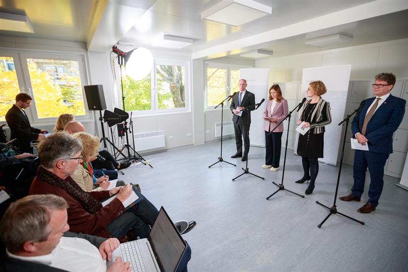 Innenminister Karner, Staatssekretärin Plakolm, Landesrätin Teschl-Hofmeister und Bildungsminister Polaschek bei einer Pressekonferenz zum Thema Extremismusprävention in St. Pölten.