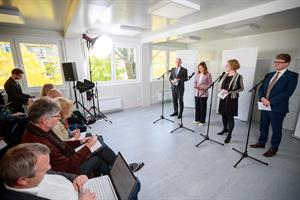 Innenminister Karner, Staatssekretärin Plakolm, Landesrätin Teschl-Hofmeister und Bildungsminister Polaschek bei einer Pressekonferenz zum Thema Extremismusprävention in St. Pölten.