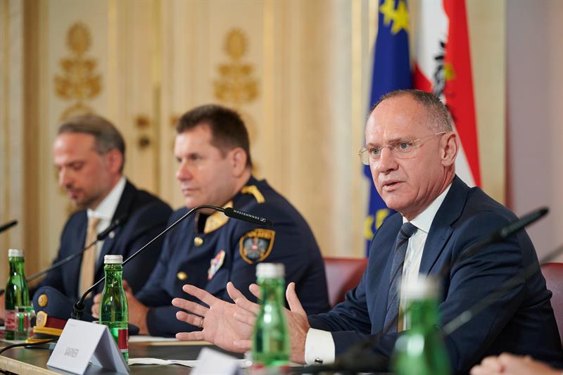 2023 war ein Jahr besonderer Herausforderungen. Um diesen Herausforderungen erfolgreich zu begegnen, erfuhr die Polizei im Jahr 2023 zahlreiche Erneuerungen, um sich auf regionaler Ebene zu stärken.