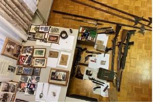 Bei den Hausdurchsuchungen wurden Waffen, Munition, Datenträger und zahlreiche NS-Devotionalien sichergestellt.